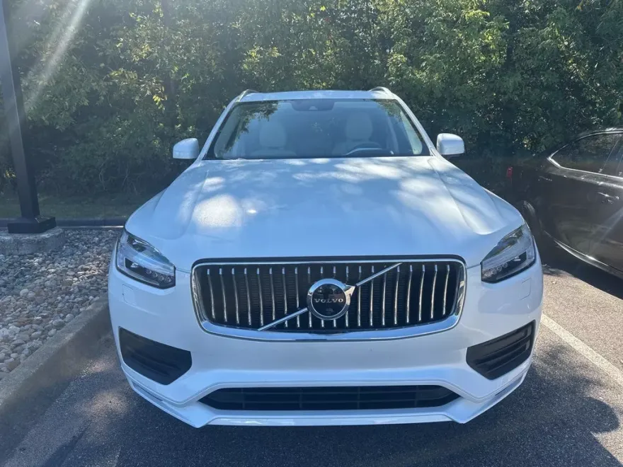 2022 Volvo XC90 T6 Momentum photo 1
