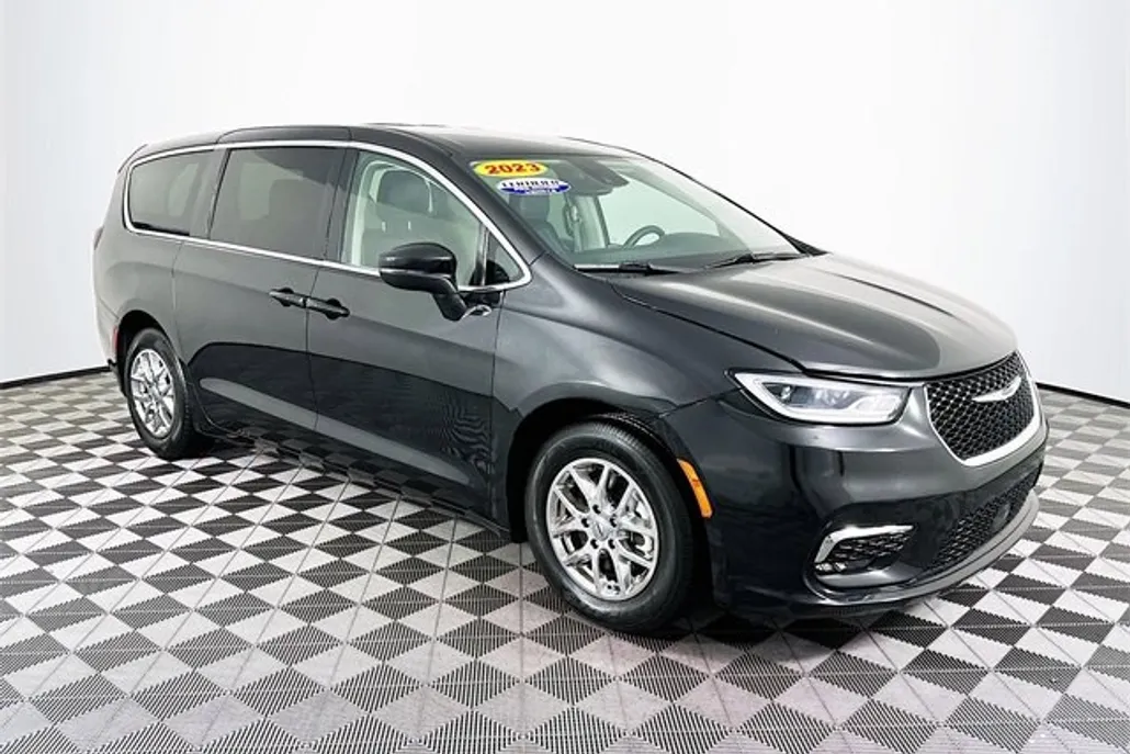 2023 Chrysler Pacifica Touring L photo 1