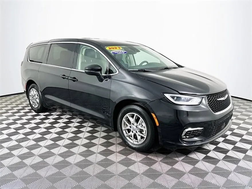 2023 Chrysler Pacifica Touring L photo 1