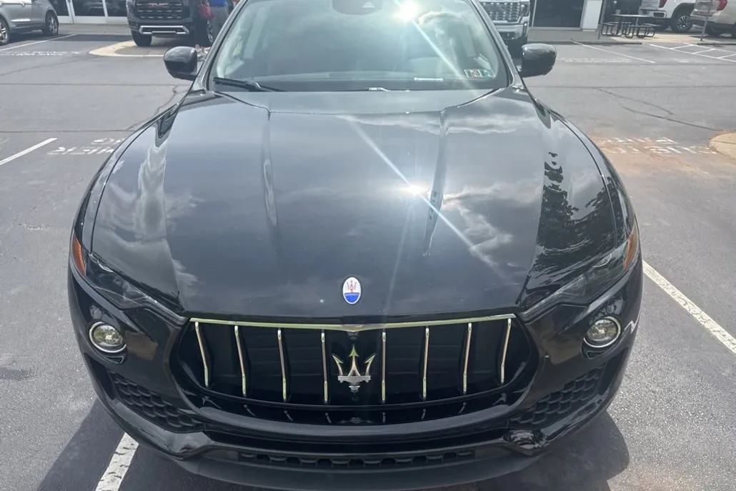 2017 Maserati Levante Base photo 1