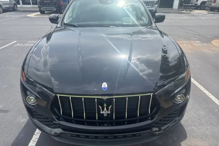 2017 Maserati Levante Base photo 1