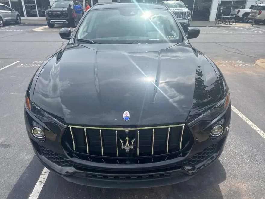 2017 Maserati Levante Base photo 1