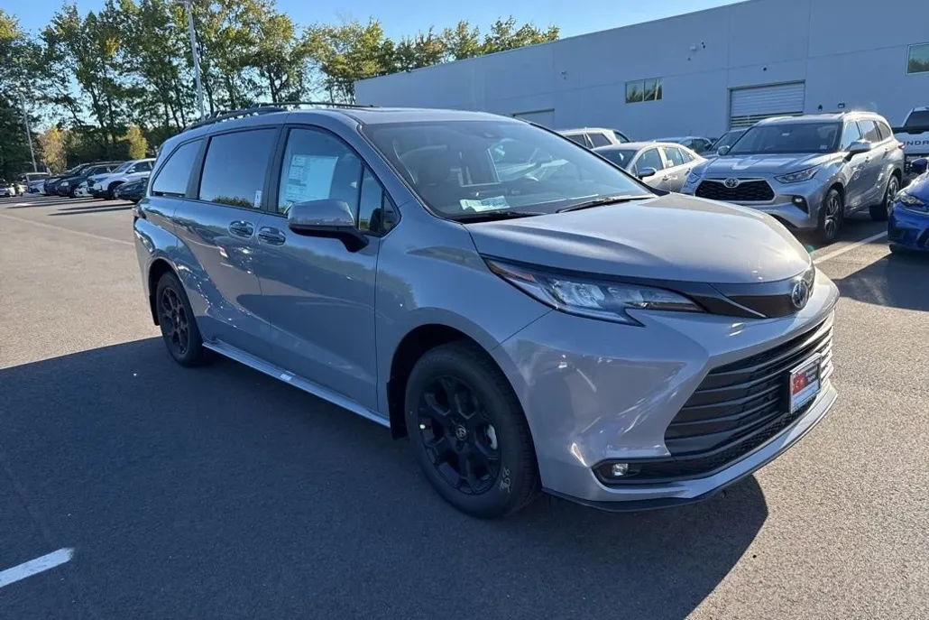 2025 Toyota Sienna Woodland Edition photo 1