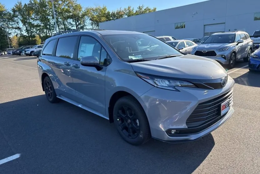 2025 Toyota Sienna Woodland Edition photo 1