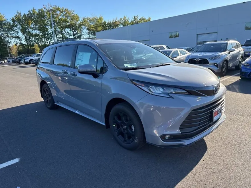 2025 Toyota Sienna Woodland Edition photo 1