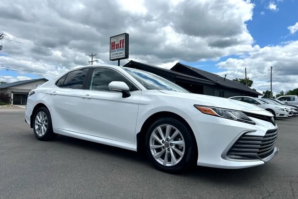 2023 Toyota Camry LE photo 1