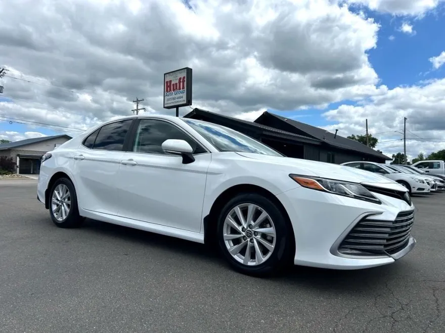 2023 Toyota Camry LE photo 1