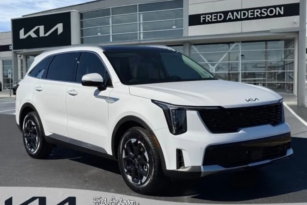 2025 Kia Sorento S photo 1