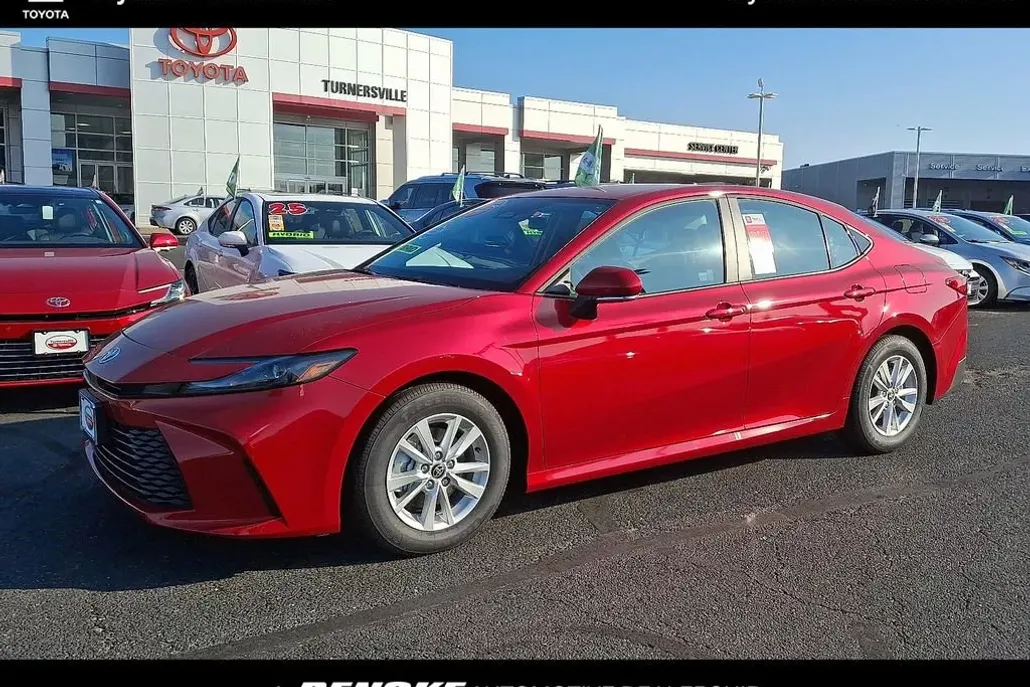 2025 Toyota Camry LE photo 1