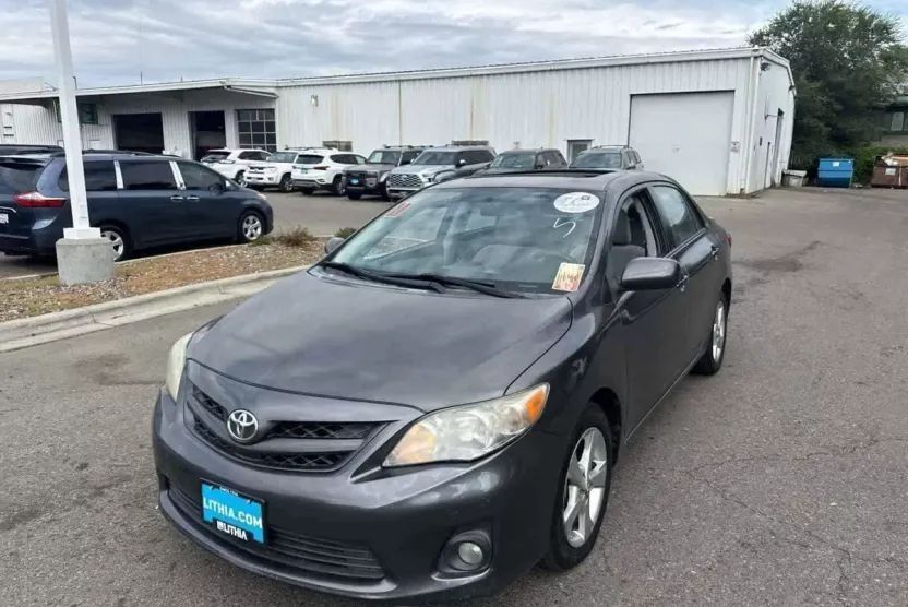 2012 Toyota Corolla LE photo 1