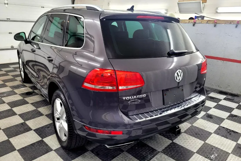 2013 Volkswagen Touareg V6 FSI TDI photo 1