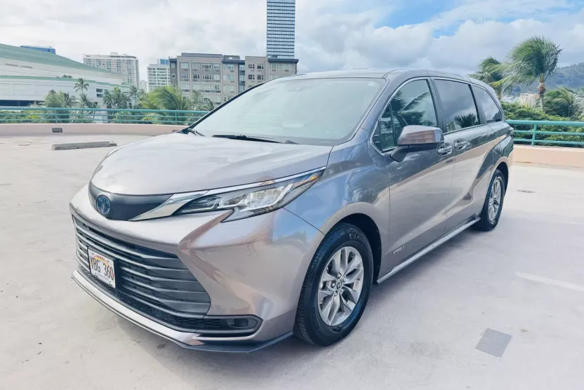 2021 Toyota Sienna LE photo 1