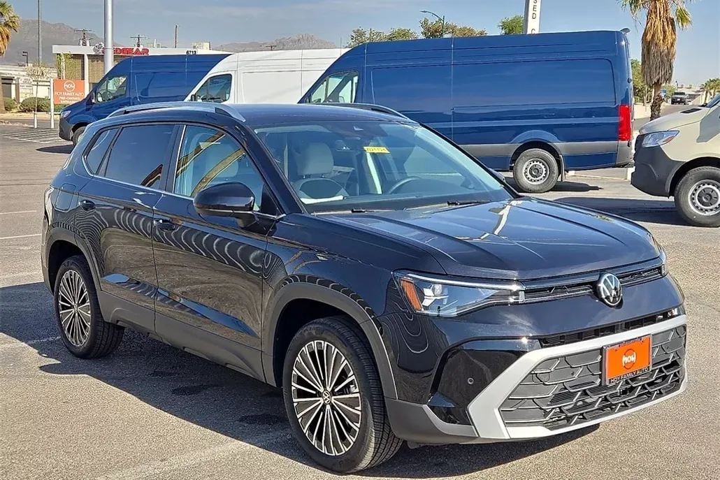 2025 Volkswagen Taos SE photo 1