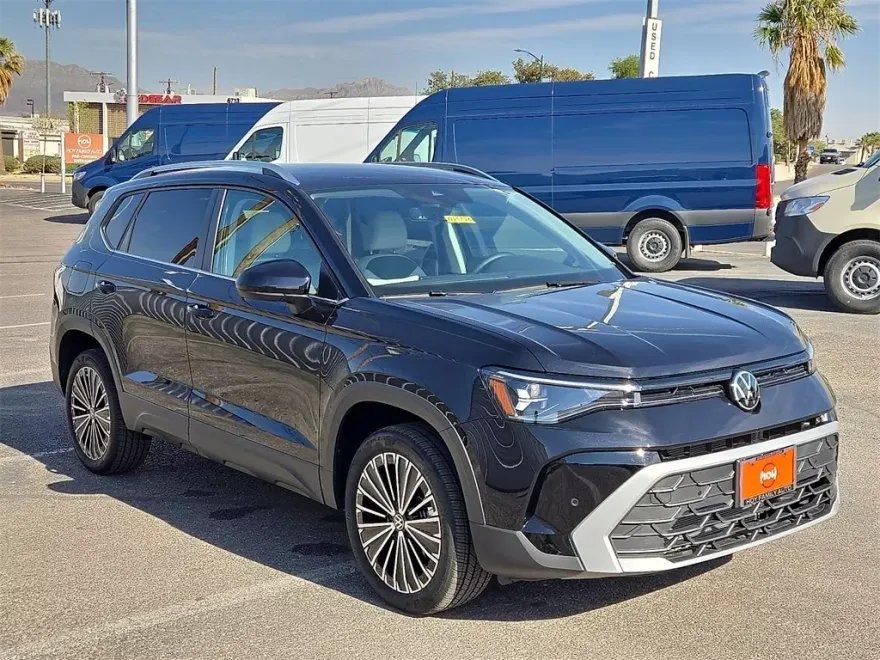 2025 Volkswagen Taos SE photo 1