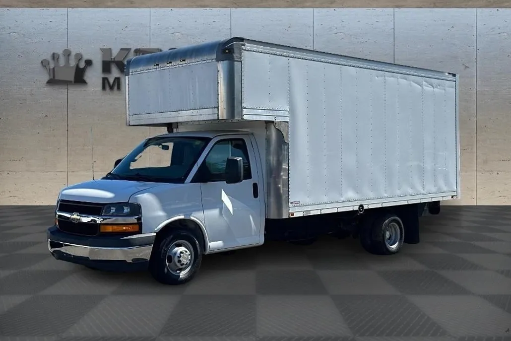 2017 Chevrolet Express 3500 Work Van Cutaway photo 1
