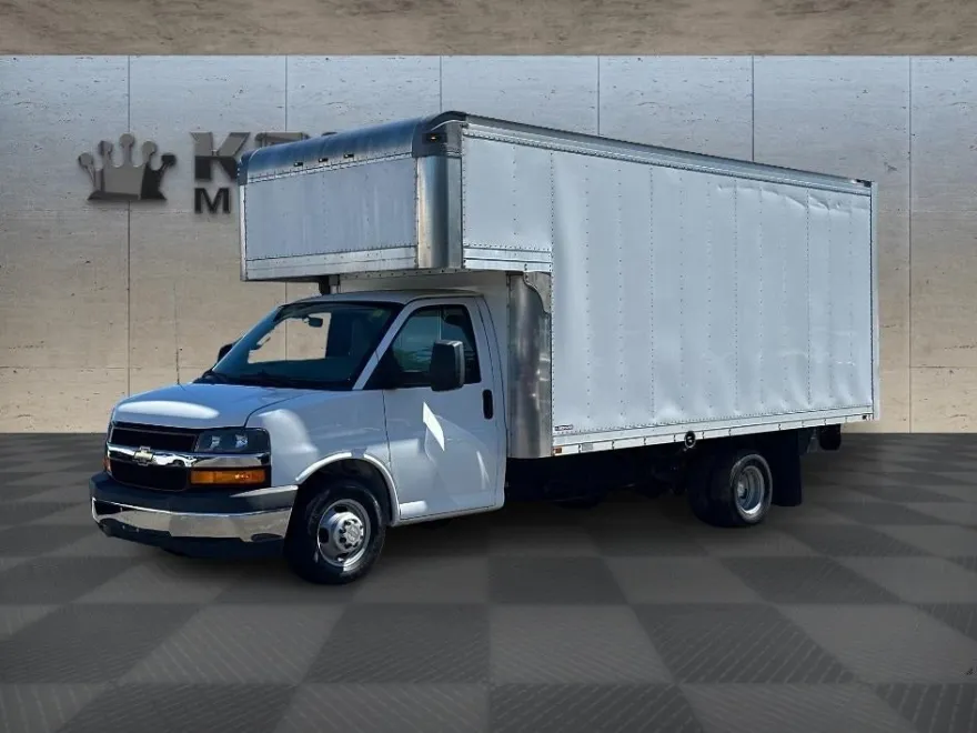 2017 Chevrolet Express 3500 Work Van Cutaway photo 1