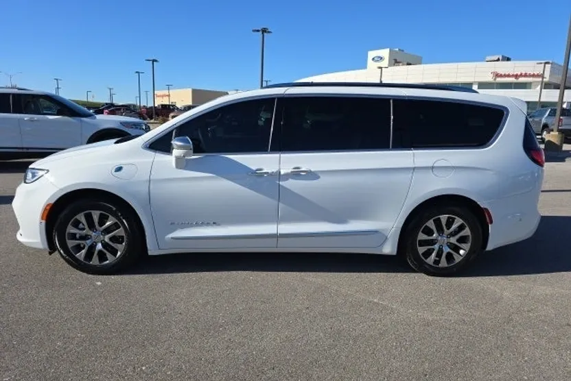 2024 Chrysler Pacifica Hybrid Pinnacle photo 1