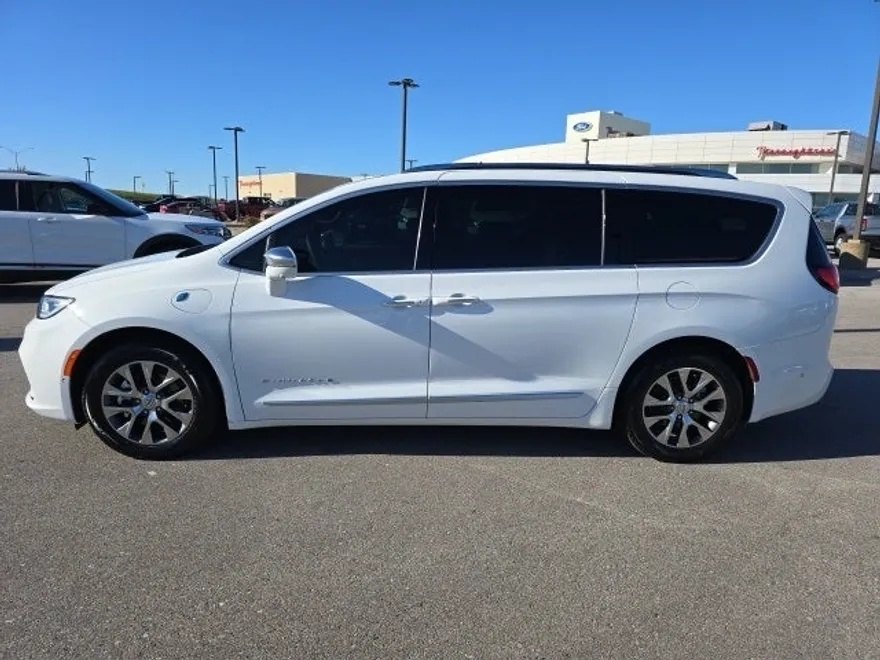2024 Chrysler Pacifica Hybrid Pinnacle photo 1