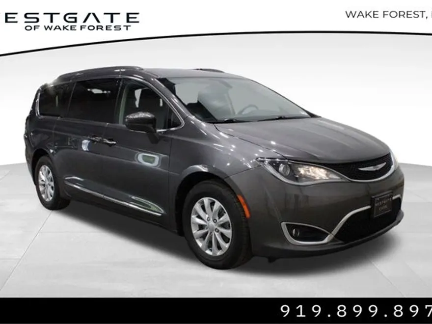 2017 Chrysler Pacifica Touring L photo 1