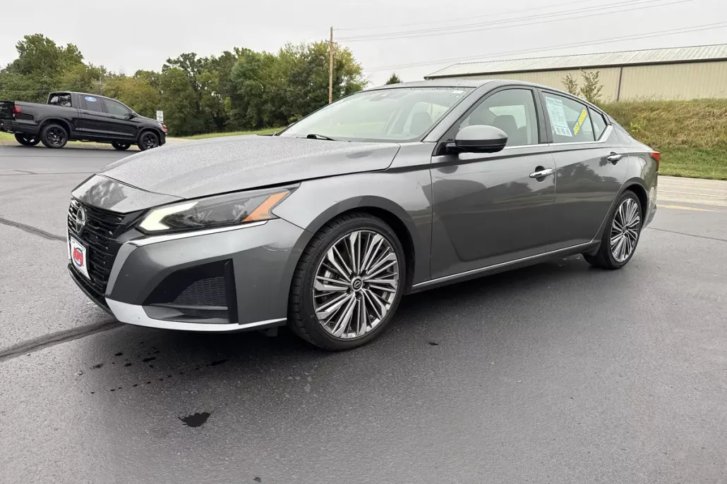 2023 Nissan Altima 2.5 SL photo 1