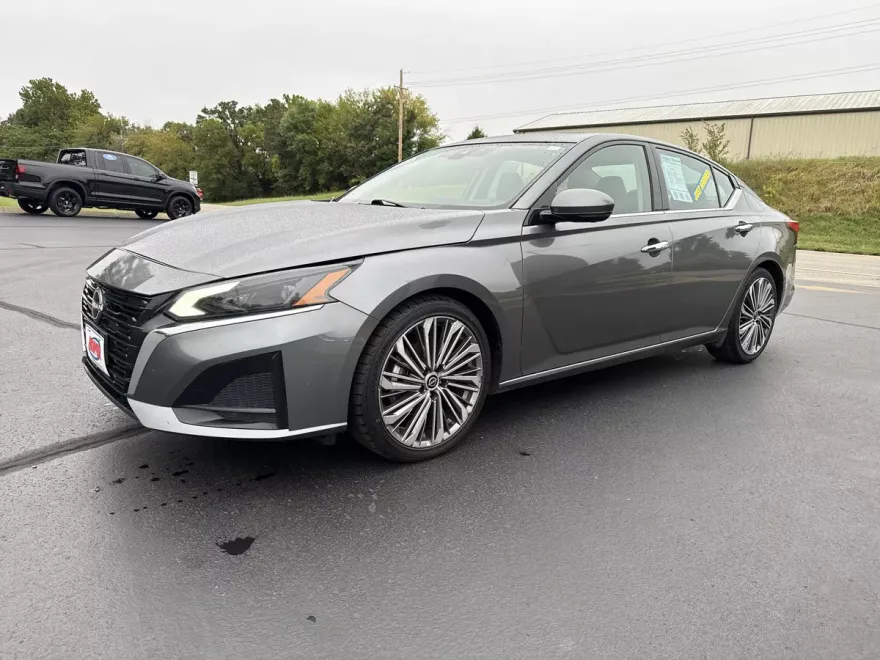 2023 Nissan Altima 2.5 SL photo 1