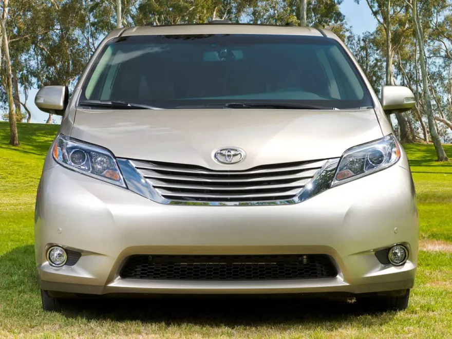 2015 Toyota Sienna LE photo 1