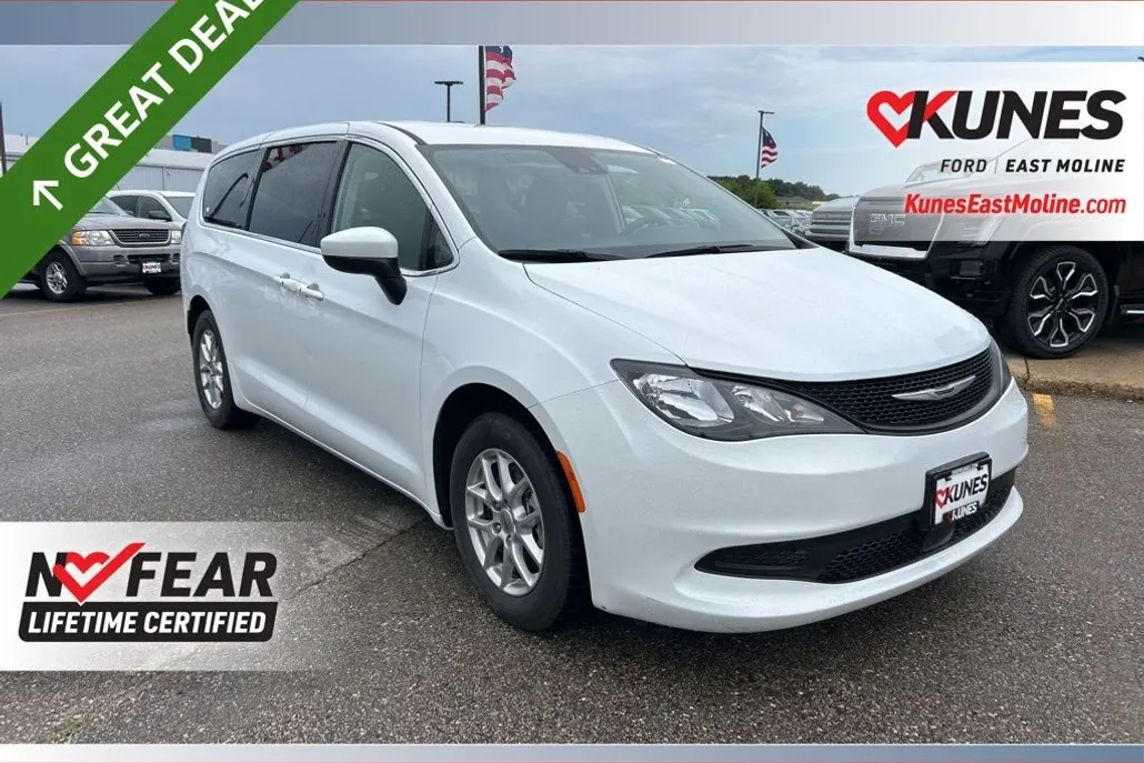 2023 Chrysler Voyager LX photo 1