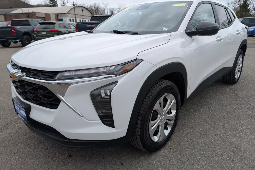 2024 Chevrolet Trax LS photo 1