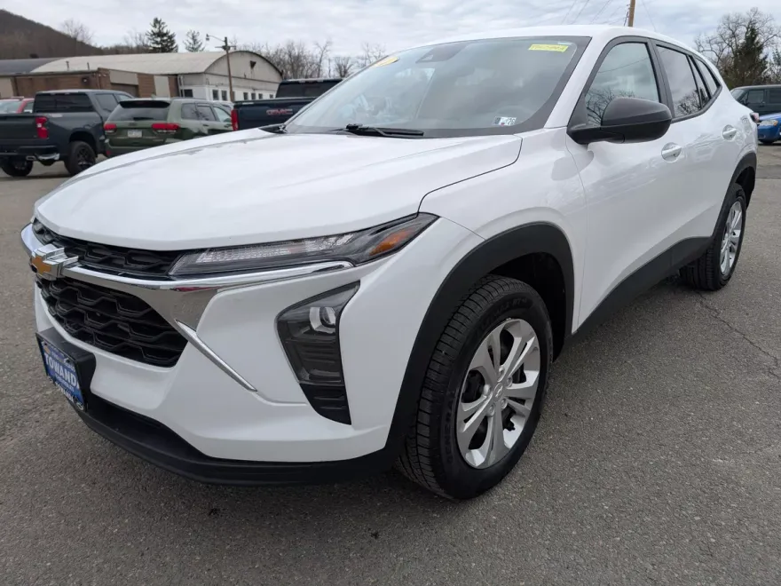 2024 Chevrolet Trax LS photo 1