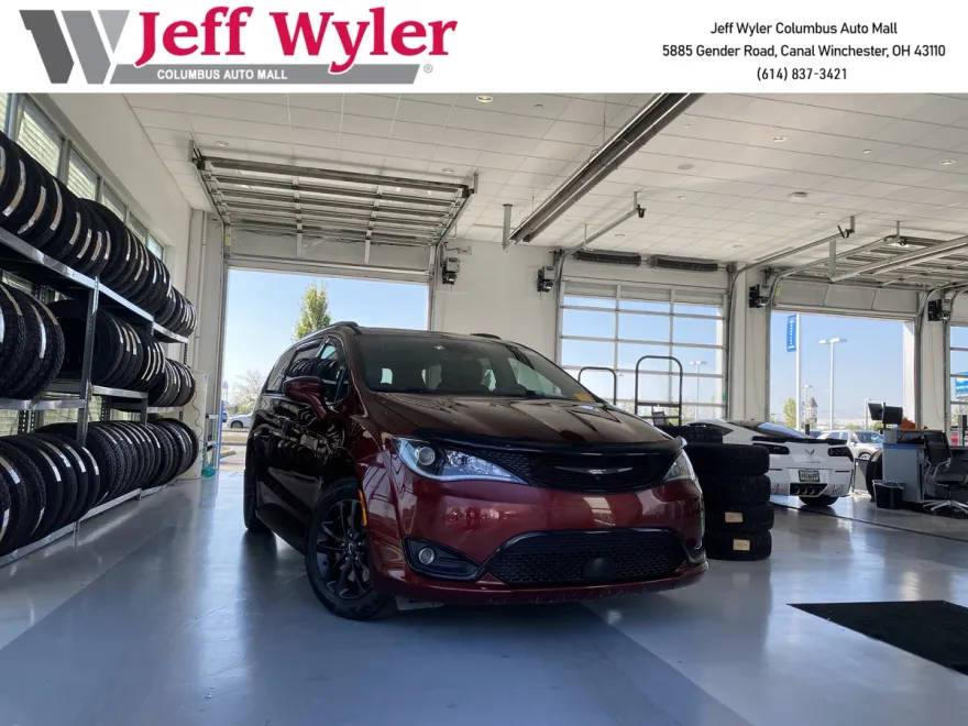 2020 Chrysler Pacifica Touring L photo 1