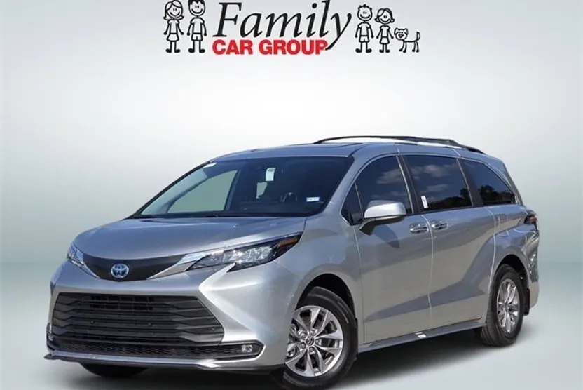 2025 Toyota Sienna XLE photo 1