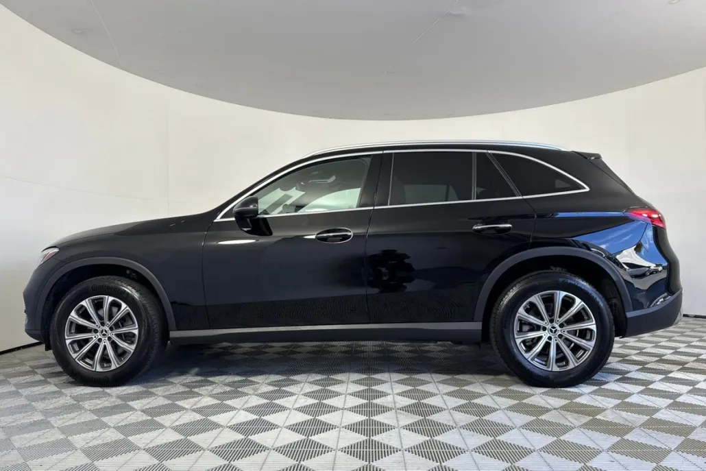 2024 Mercedes Benz GLC 300 photo 1