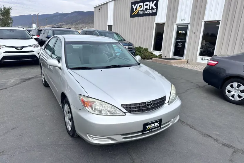 2004 Toyota Camry LE photo 1