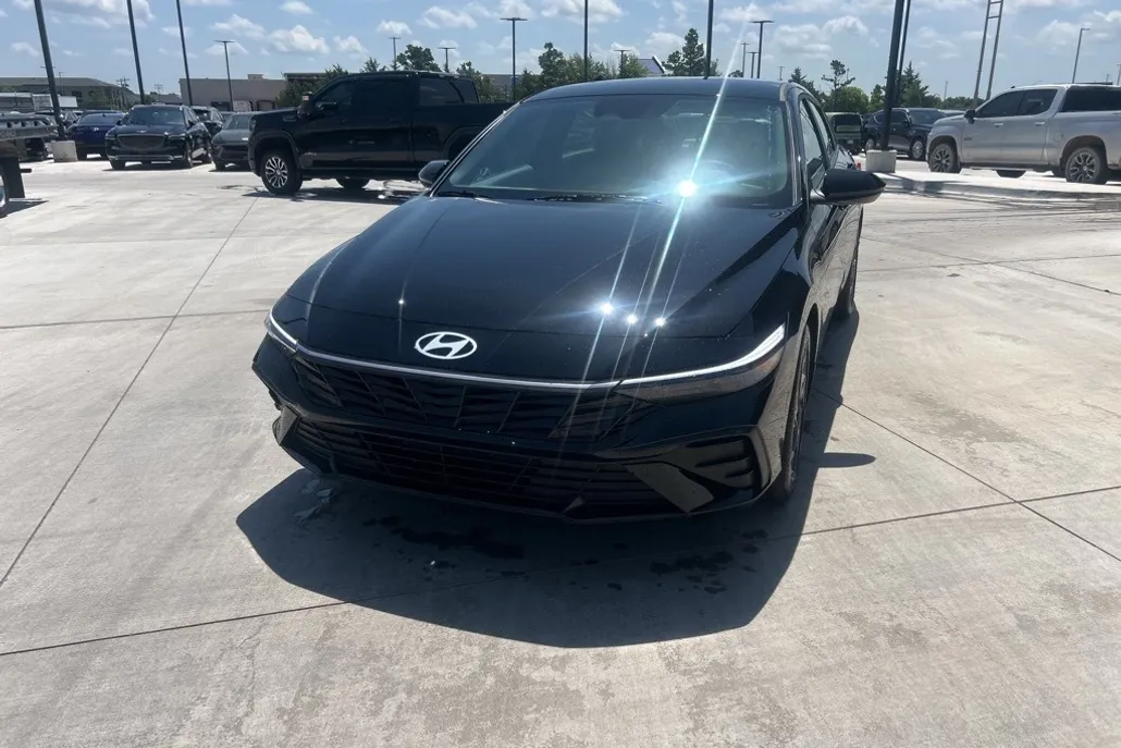 2025 Hyundai Elantra Hybrid SEL Sport photo 1