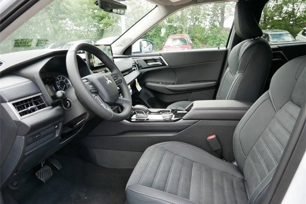 2025 Mitsubishi Outlander SE photo 1