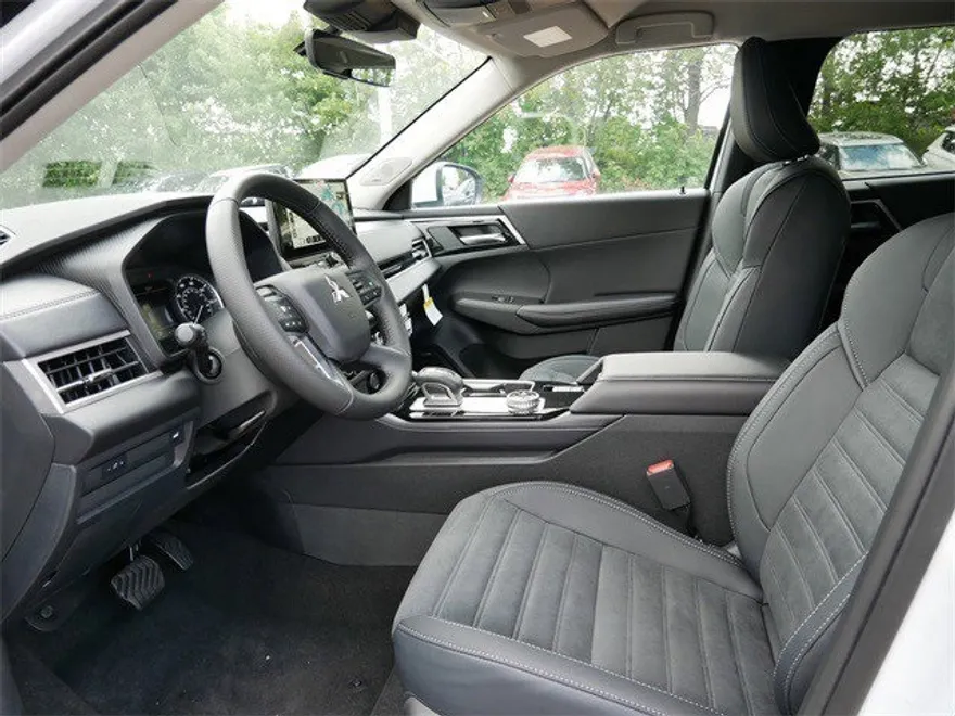 2025 Mitsubishi Outlander SE photo 1