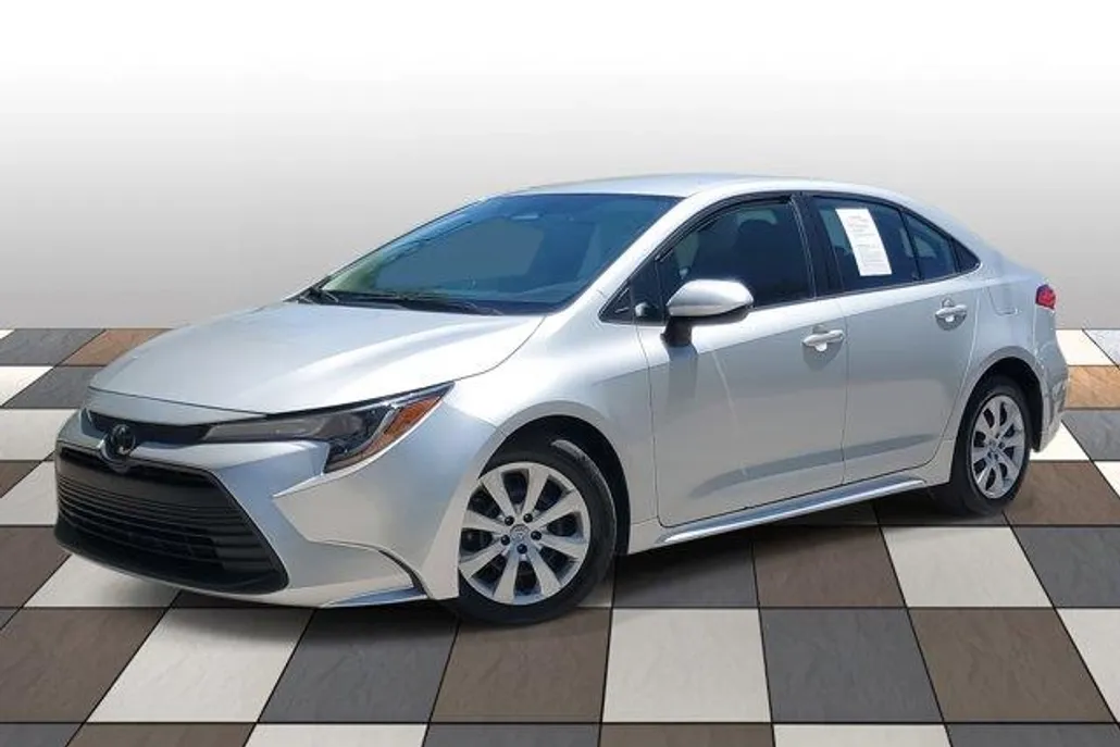 2023 Toyota Corolla LE photo 1