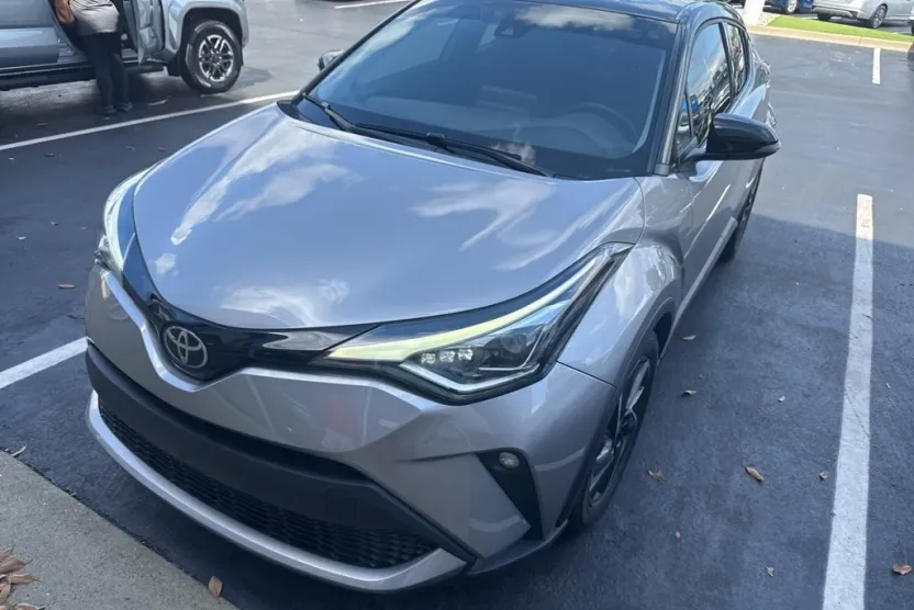 2020 Toyota C-HR LE photo 1