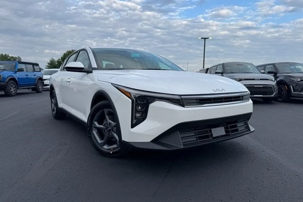 2025 Kia K4 LXS photo 1