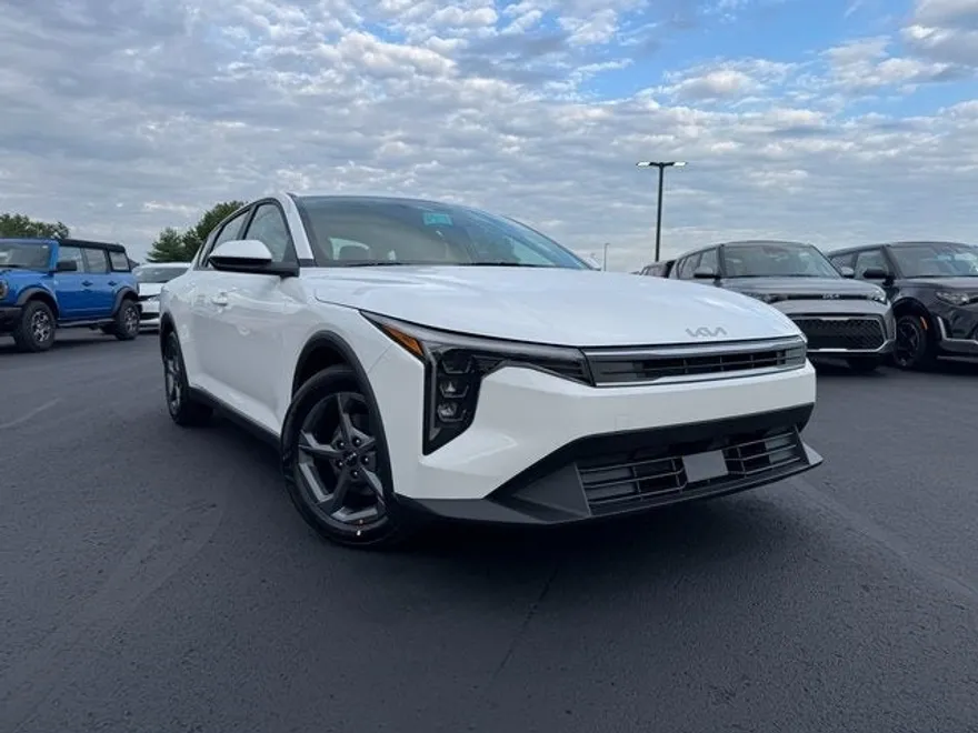 2025 Kia K4 LXS photo 1