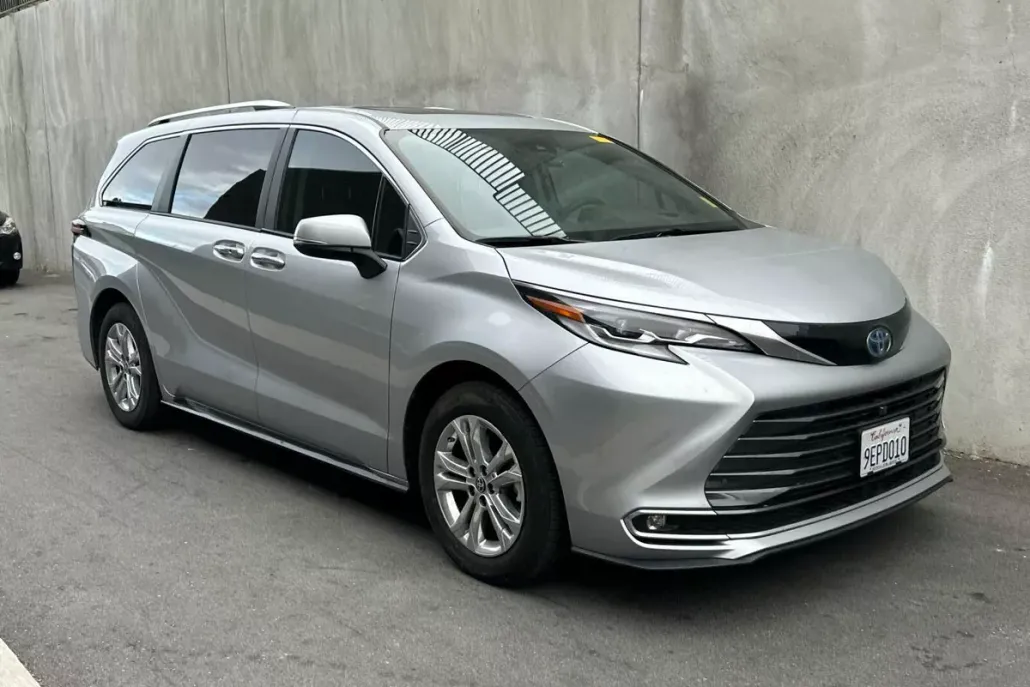 2023 Toyota Sienna Platinum photo 1