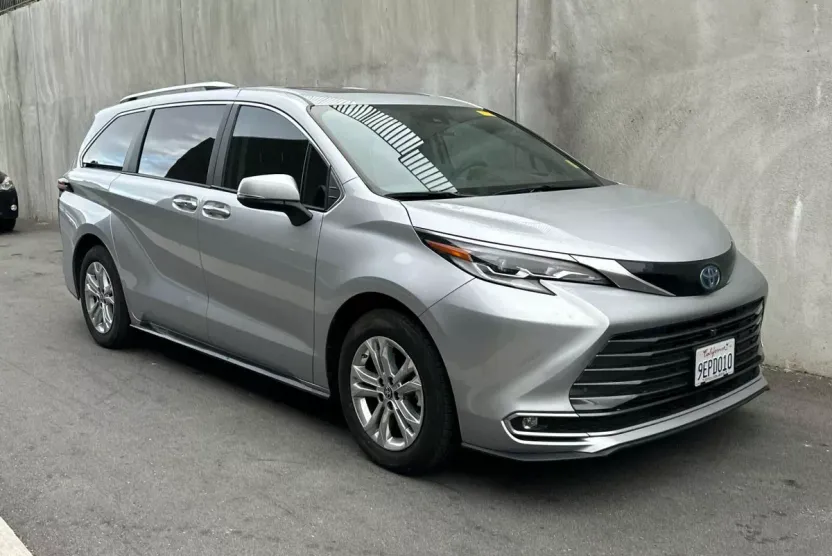 2023 Toyota Sienna Platinum photo 1