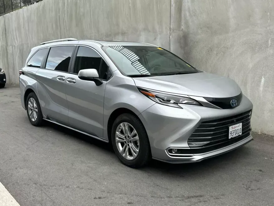 2023 Toyota Sienna Platinum photo 1