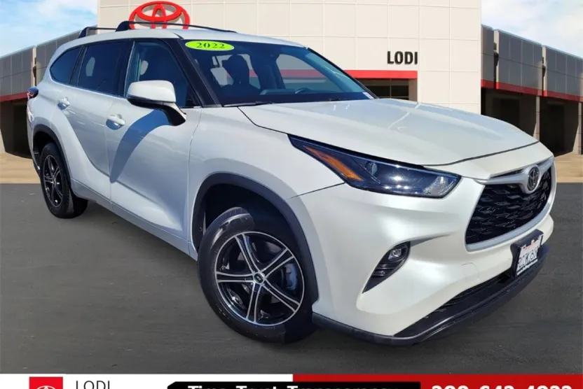 2022 Toyota Highlander LE photo 1