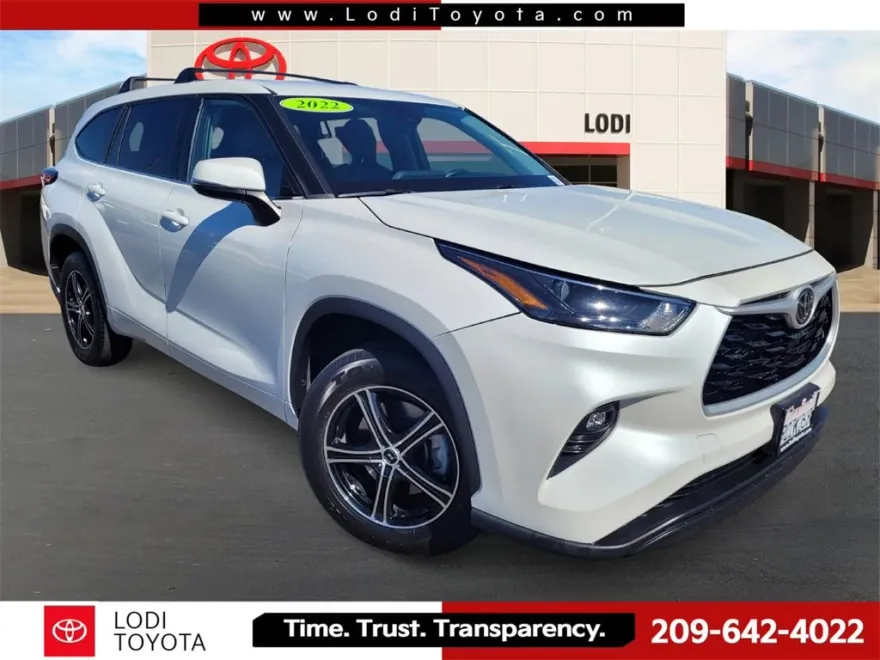 2022 Toyota Highlander LE photo 1
