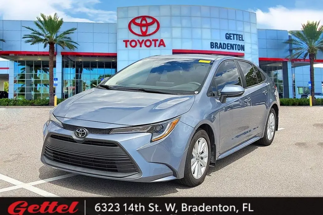 2023 Toyota Corolla LE photo 1