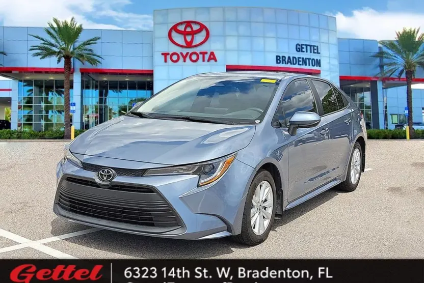 2023 Toyota Corolla LE photo 1