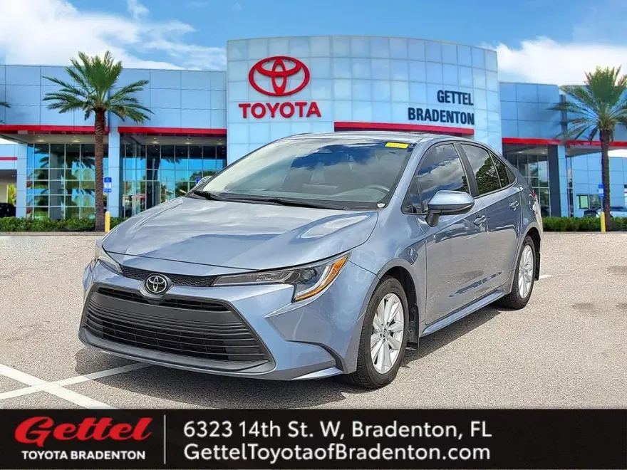2023 Toyota Corolla LE photo 1