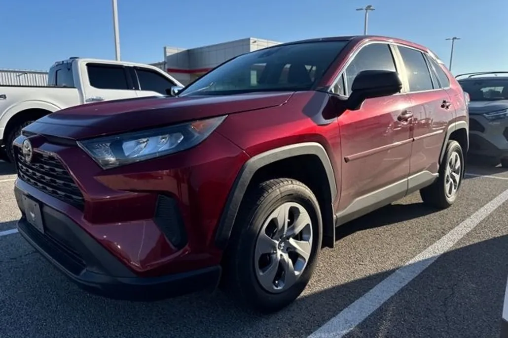 2022 Toyota RAV4 LE photo 1