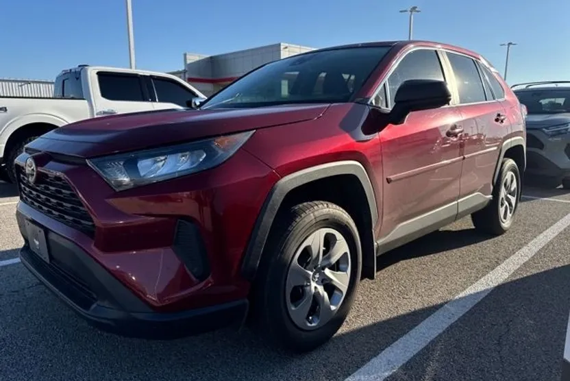 2022 Toyota RAV4 LE photo 1